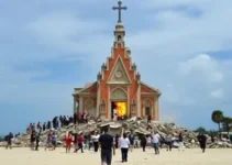 turista vandaliza ícone religioso