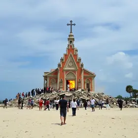 turista vandaliza ícone religioso