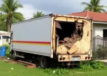 caminhão invade casa no Crato