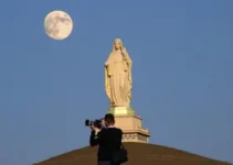 lua coroando Nossa Senhora de Fátima