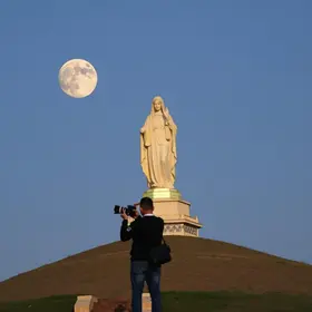 lua coroando Nossa Senhora de Fátima